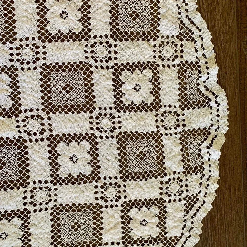 Small table cloths D 26”